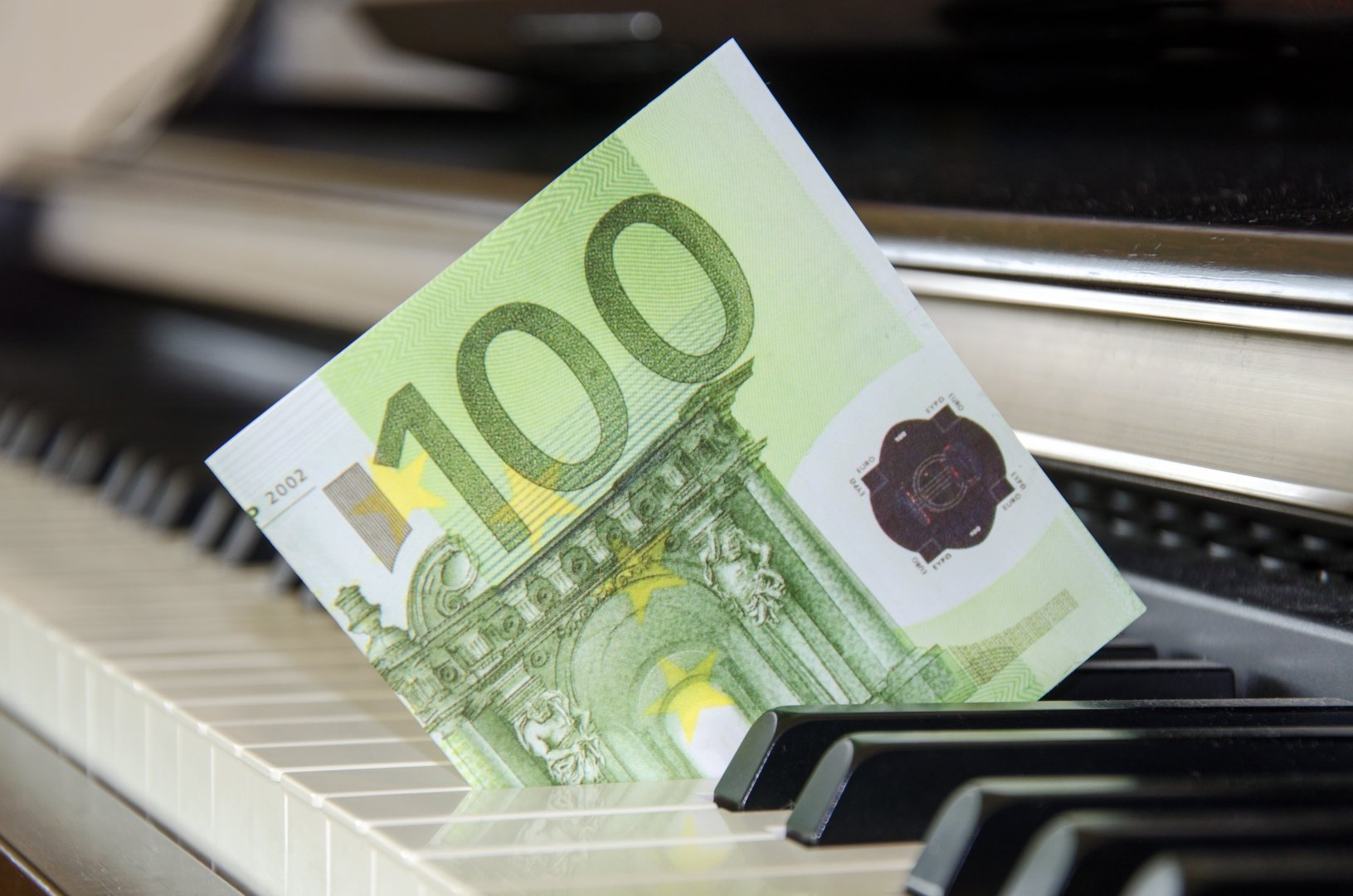 100 Euro zwischen Klaviertasten
