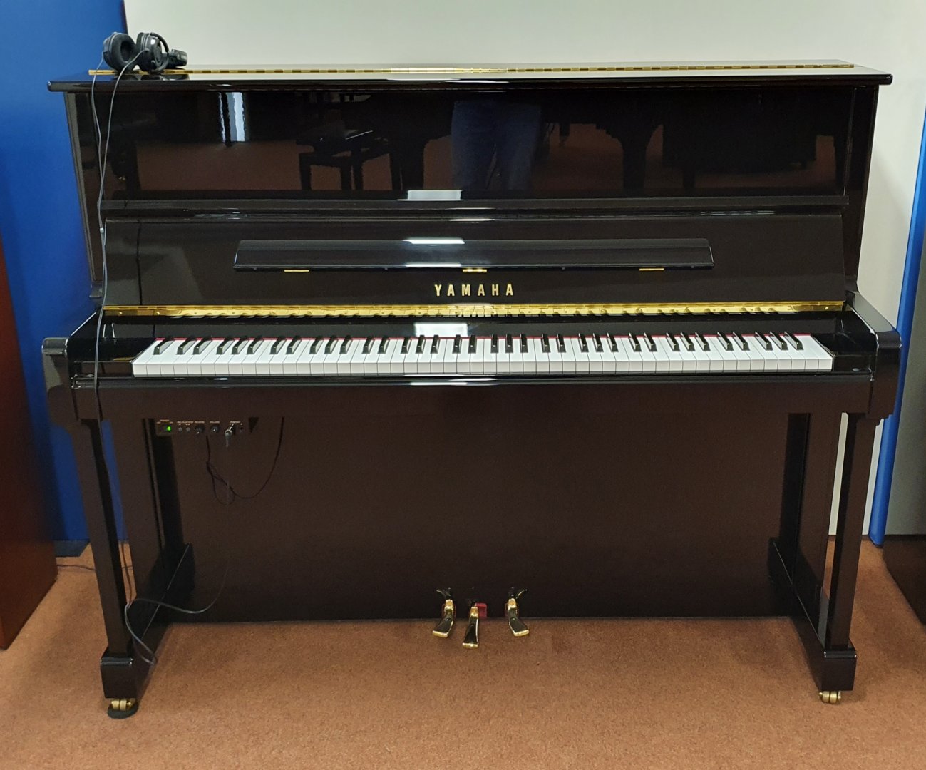 Yamaha P-121 Silent von 2009 in Zwart glimmend