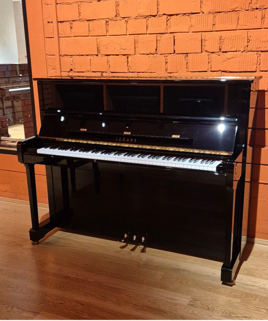 Yamaha P-121 HG von 2006 in Zwart glimmend