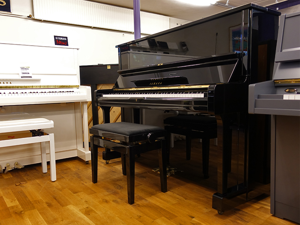 Yamaha U1 A von 1984 in Zwart glimmend