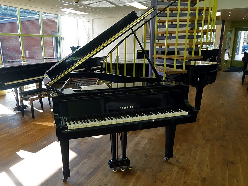 Yamaha C3 D von 1979 in Zwart glimmend