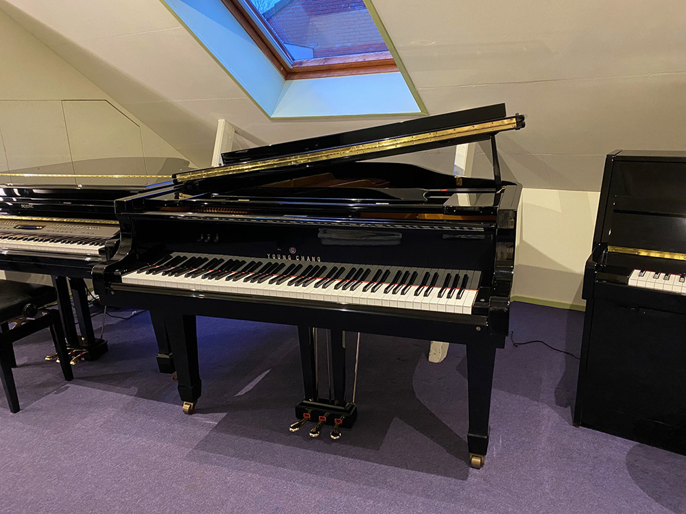 Young Chang G157 von 1983 in Zwart glimmend