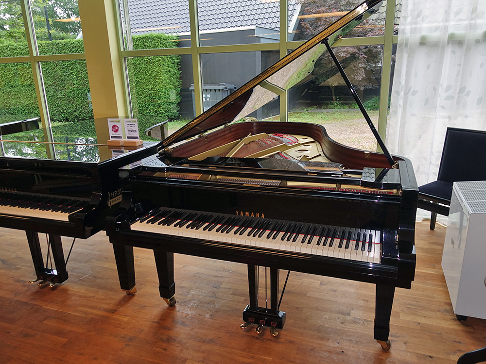 Yamaha C7 E von 1989 in Zwart glimmend