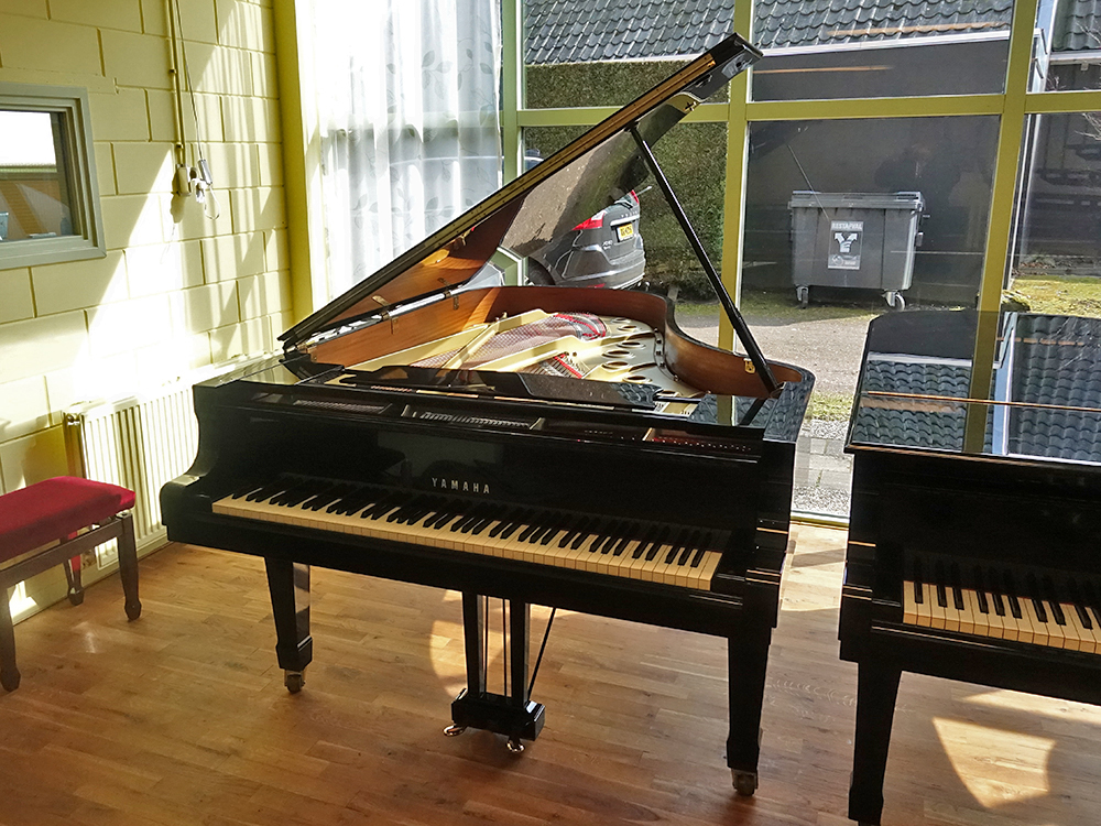 Yamaha C7 B von 1978 in Zwart glimmend