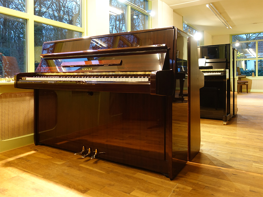 Yamaha Fuji von 1975 in Mahonie glimmend