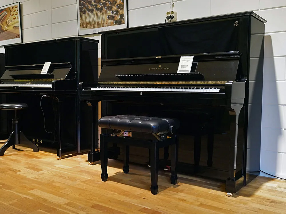 Steinway & Sons K132 von 2002 in Zwart glimmend