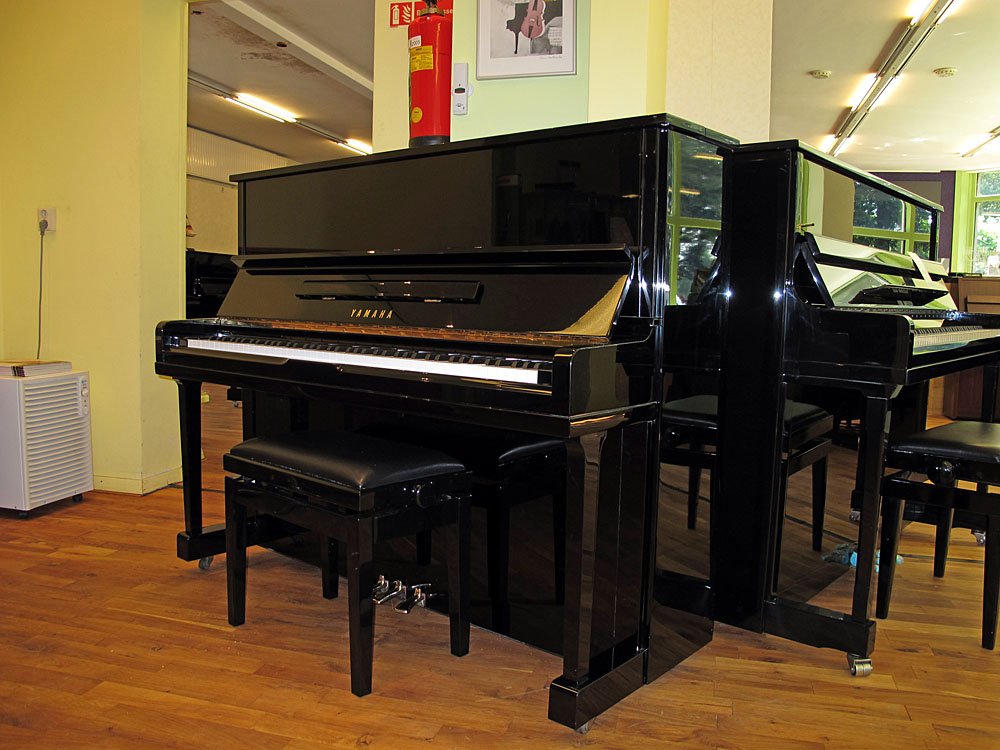 Yamaha U1 H von 1977 in Zwart glimmend