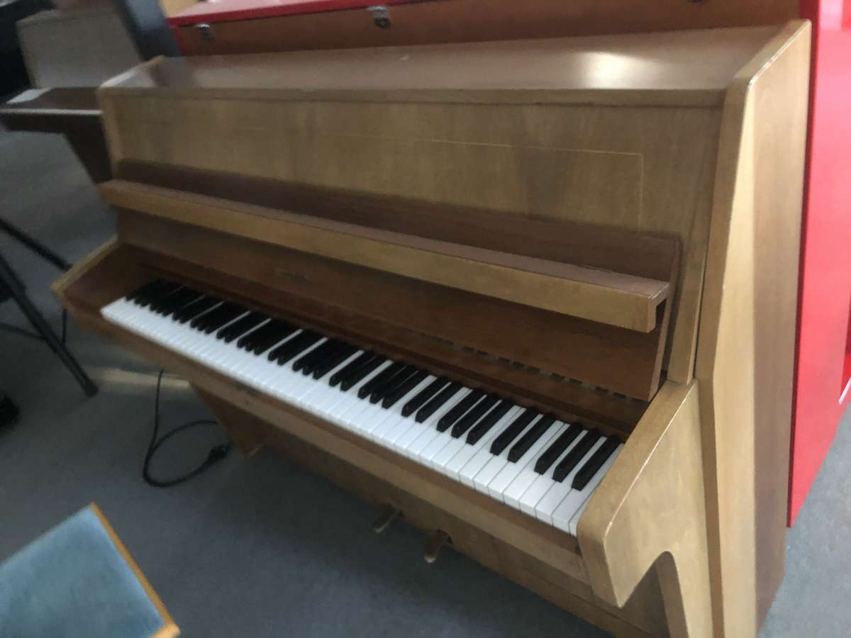 Schimmel 106 von 1972 in Eiken mat