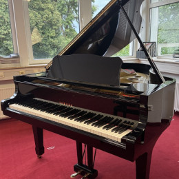 Yamaha C3 von 1975 in Zwart glimmend
