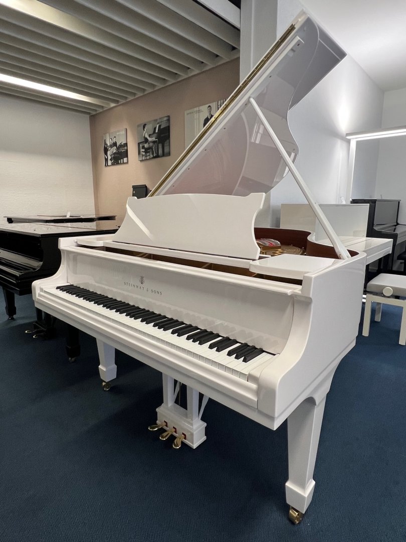 Steinway & Sons M-170 von 1923 in Wit glimmend