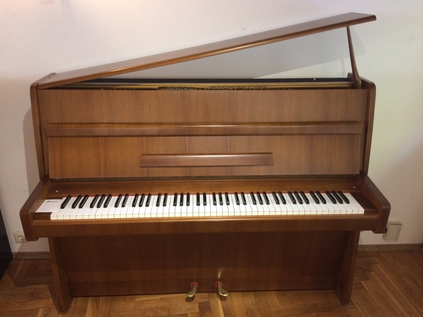 Steinway & Sons Z von 1960 in Noten glimmend