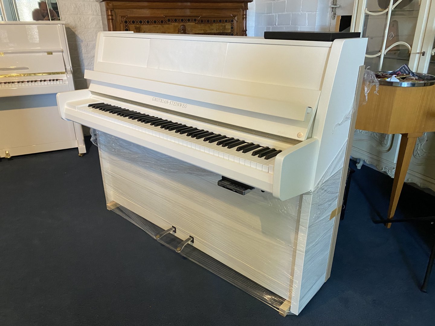 Grotrian-Steinweg 110 Studio Silent Weiß von 2021 in Wit glimmend