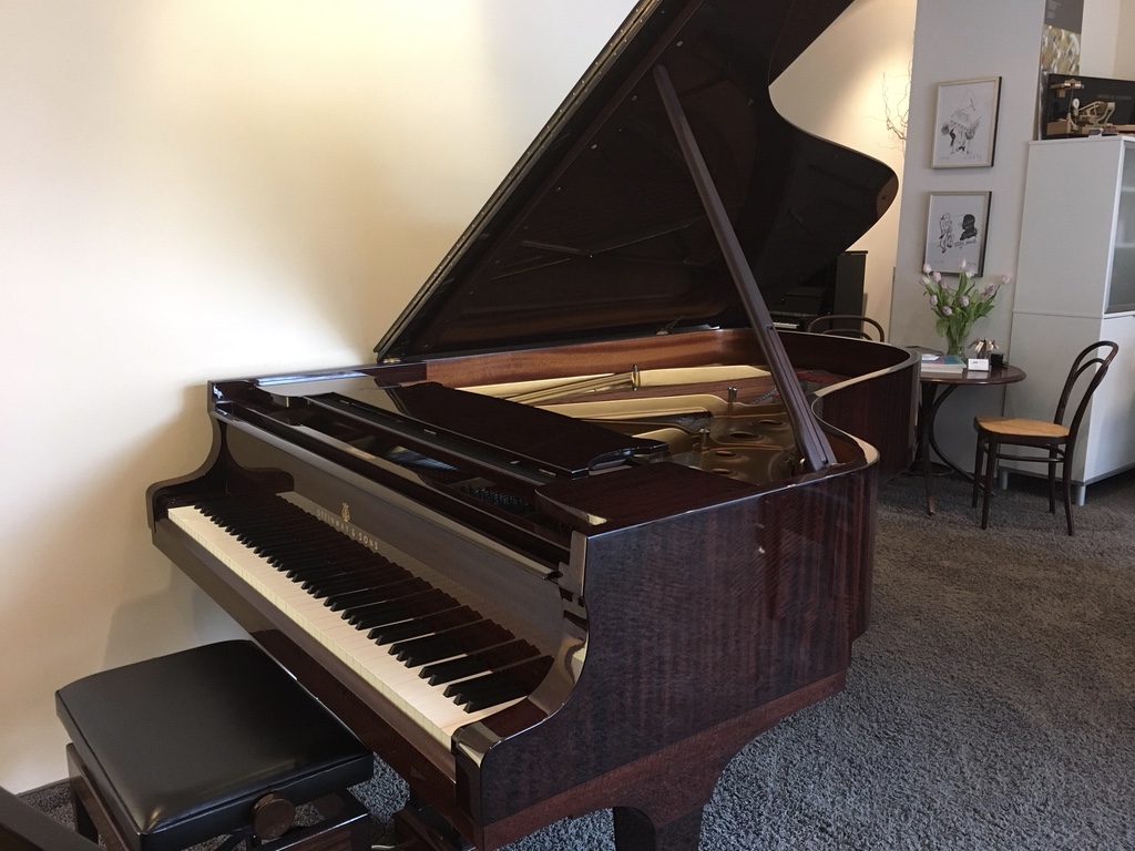 Steinway & Sons 211 von 1979 in Mahonie glimmend