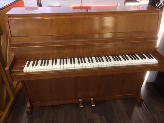 Grotrian-Steinweg 110 von 1957 in Hout glimmend