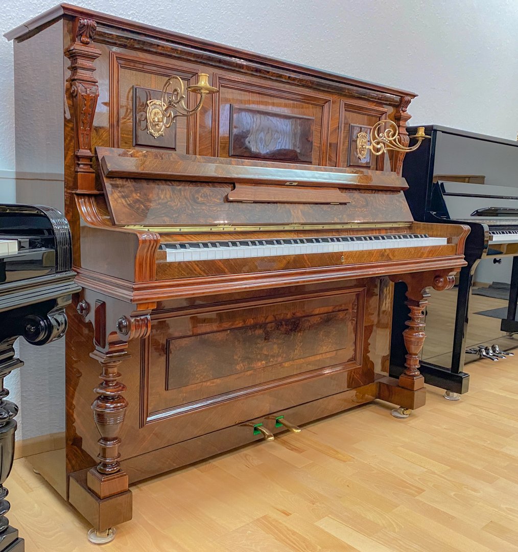 Sauter 120 cm in historischem Gehäuse von 1993 in Wortelnoten glimmend