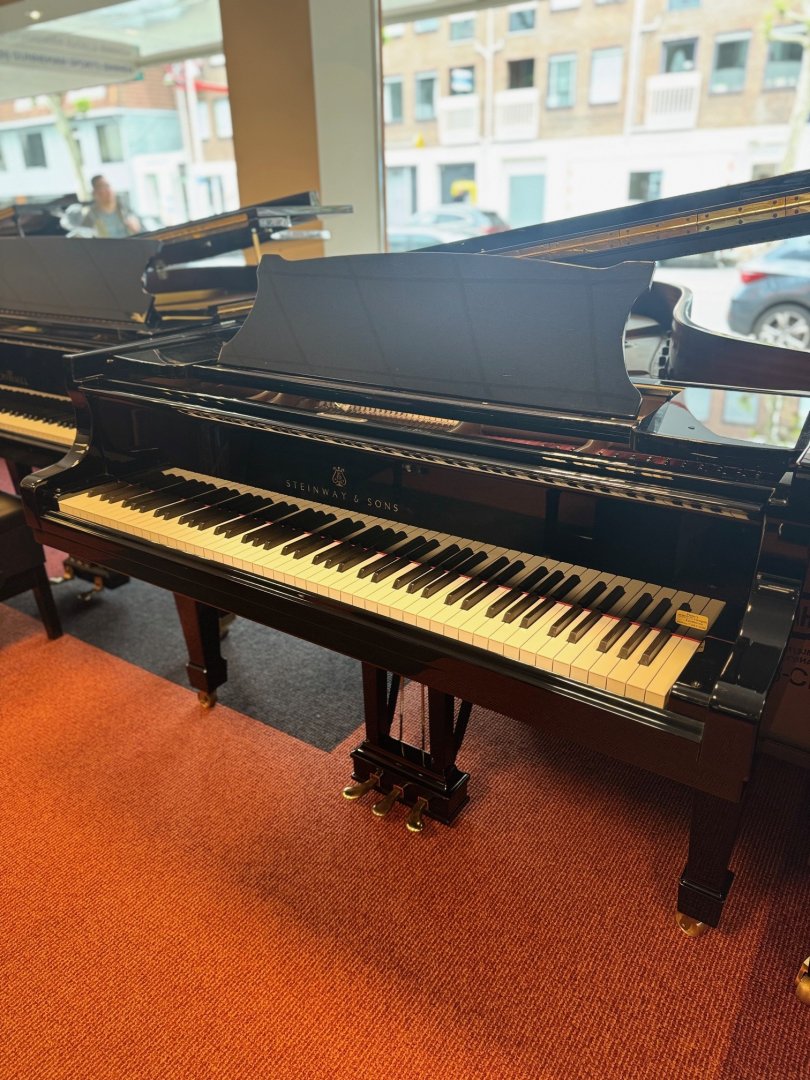 Steinway & Sons B 211 von 1990 in Zwart glimmend