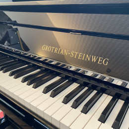 Grotrian-Steinweg G 114 mit Stummschaltung von 2019 in Zwart glimmend