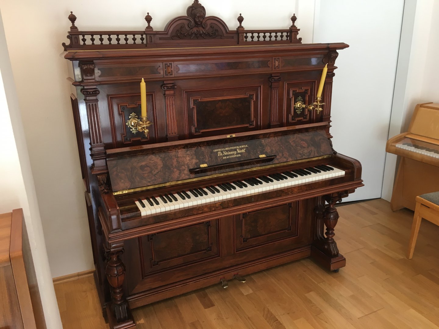 Grotrian-Steinweg 138 Stilinstrument von 1889 in Wortelnoten glimmend