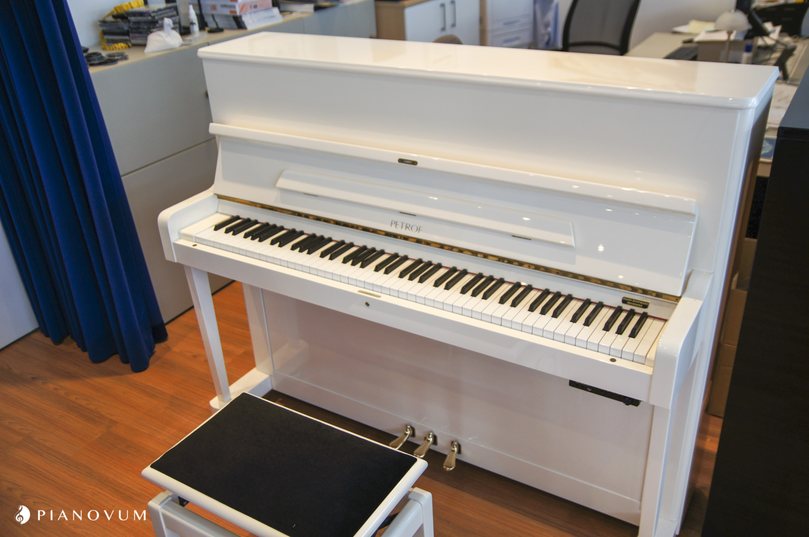 Petrof 118 Silent von 2005 in Wit glimmend