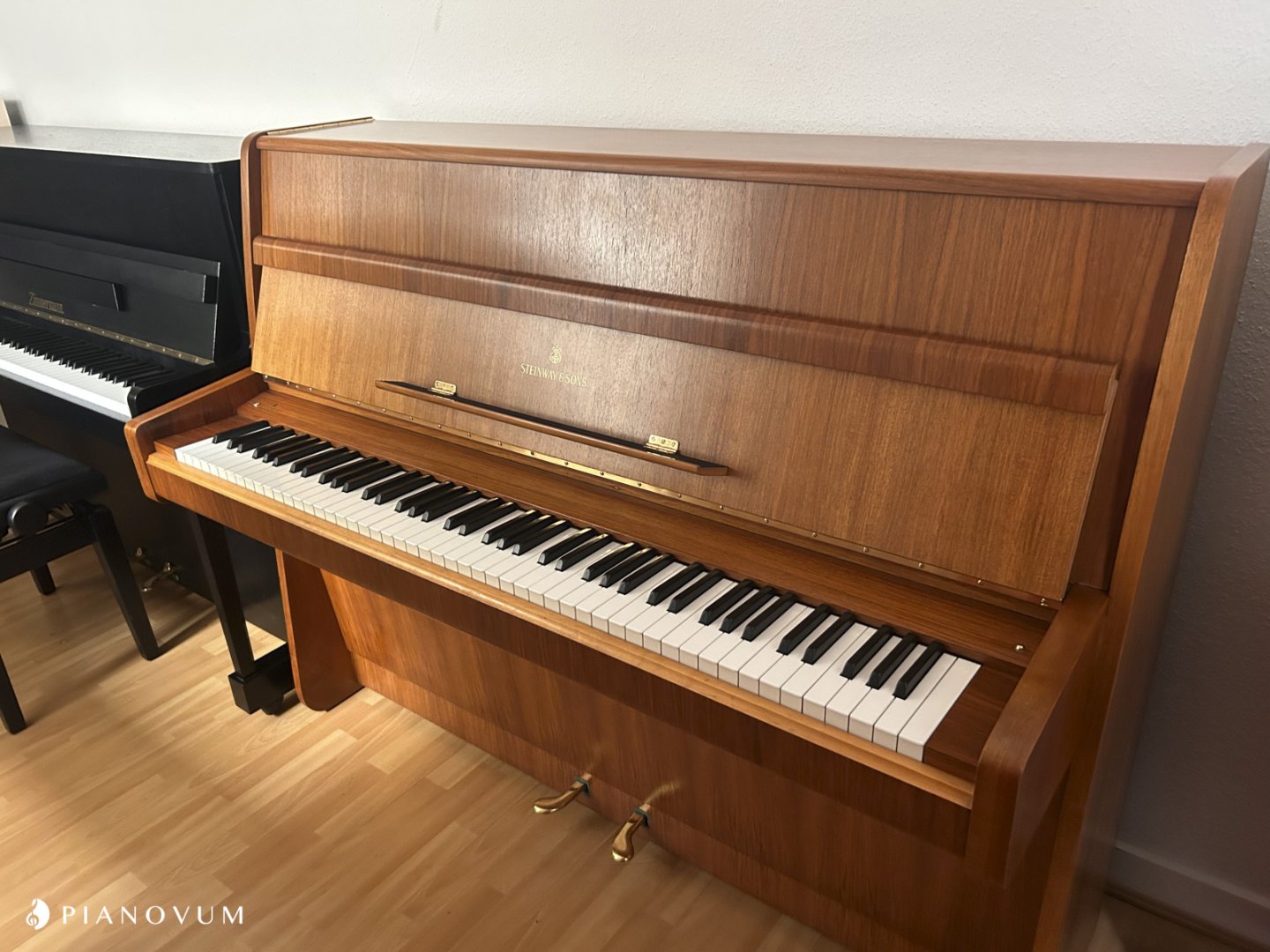 Steinway & Sons Z-114 von 1962 in Noten glimmend