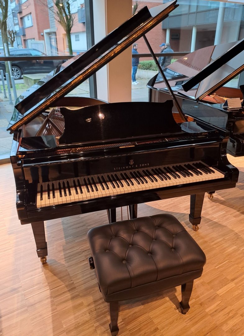 Steinway & Sons B-211 von 1991 in Zwart glimmend